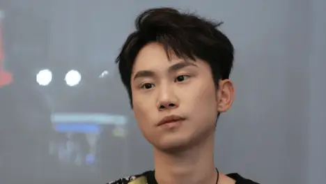 电竞选手如何通过心理博弈与资源管理破局？动态难度系统与团队协作成关键